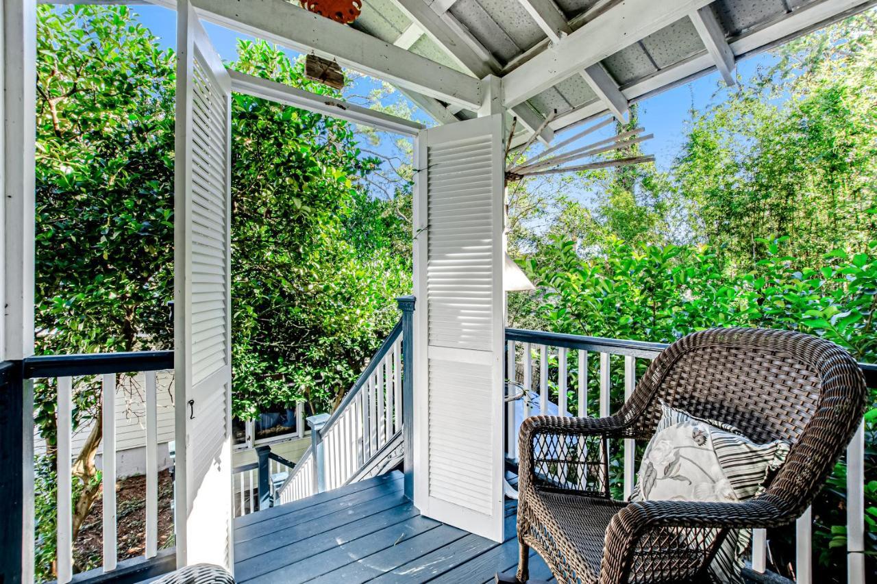 Baby Breezy Tree House Hotel Demere Park Bagian luar foto
